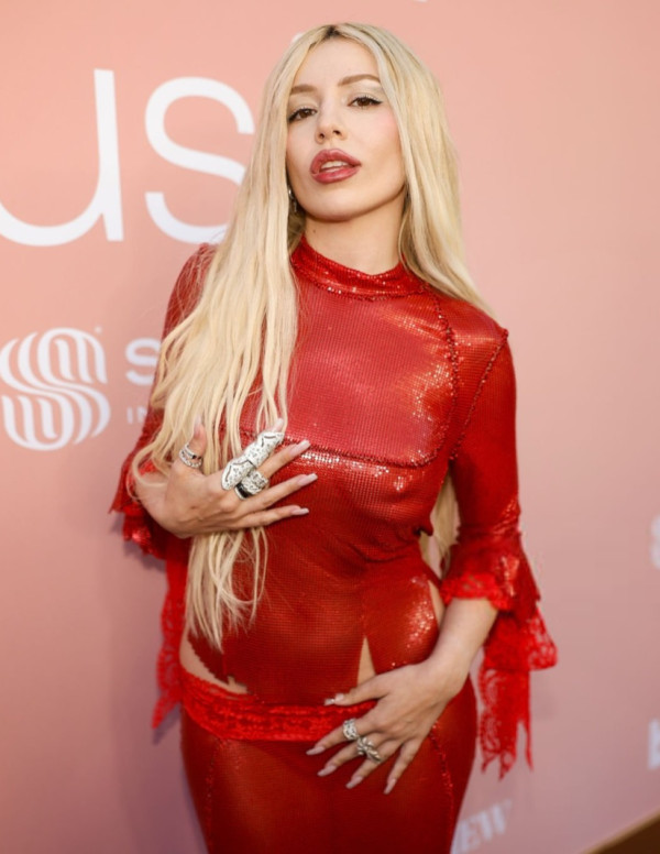 Ava Max sort l’artillerie rouge au tapis Billboard Women in Music