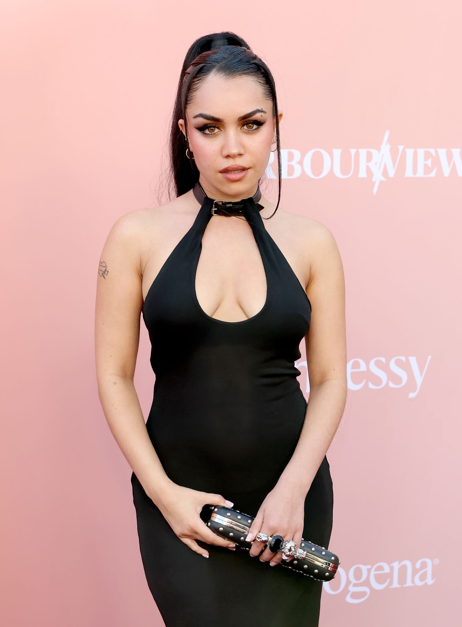 Tara Yummy boucle Billboard dans une robe noire très dangereuse