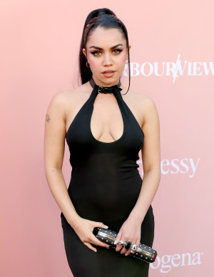 Tara Yummy boucle Billboard dans une robe noire très dangereuse