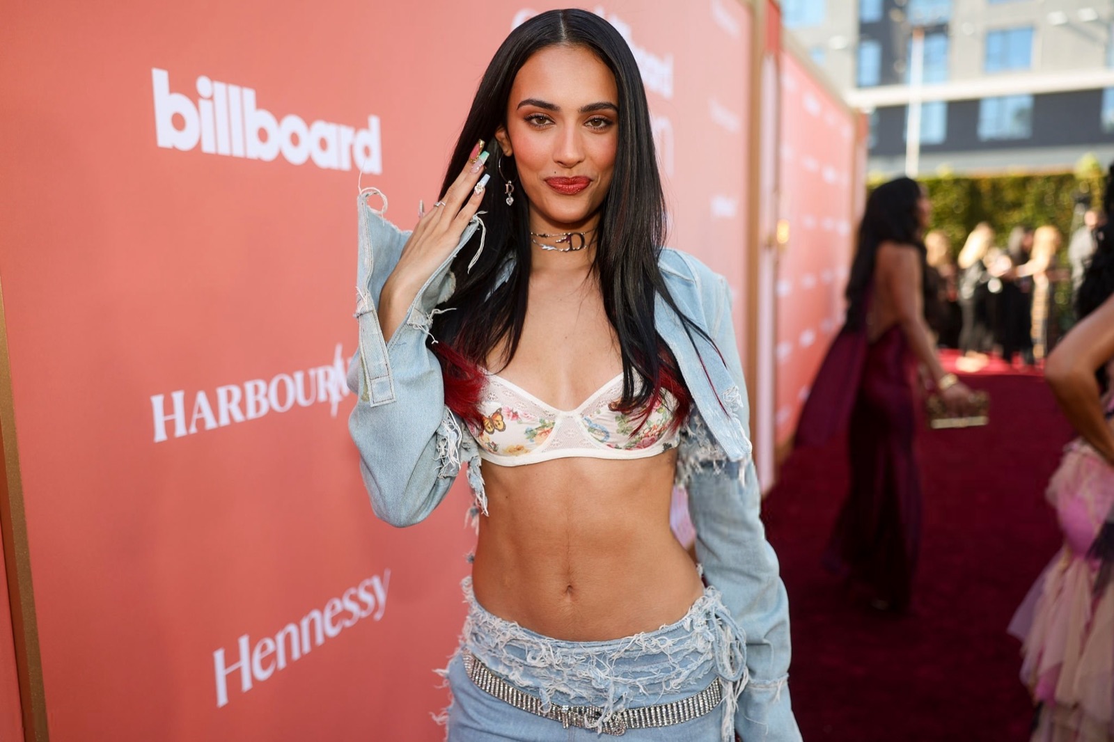 Kylie Cantrall fait le tapis Billboard en jean défait et lingerie