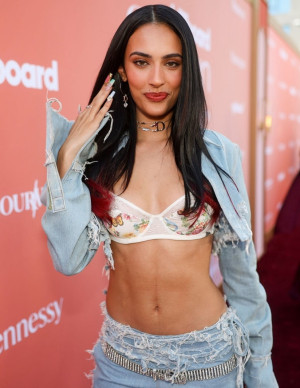 Kylie Cantrall fait le tapis Billboard en jean défait et lingerie