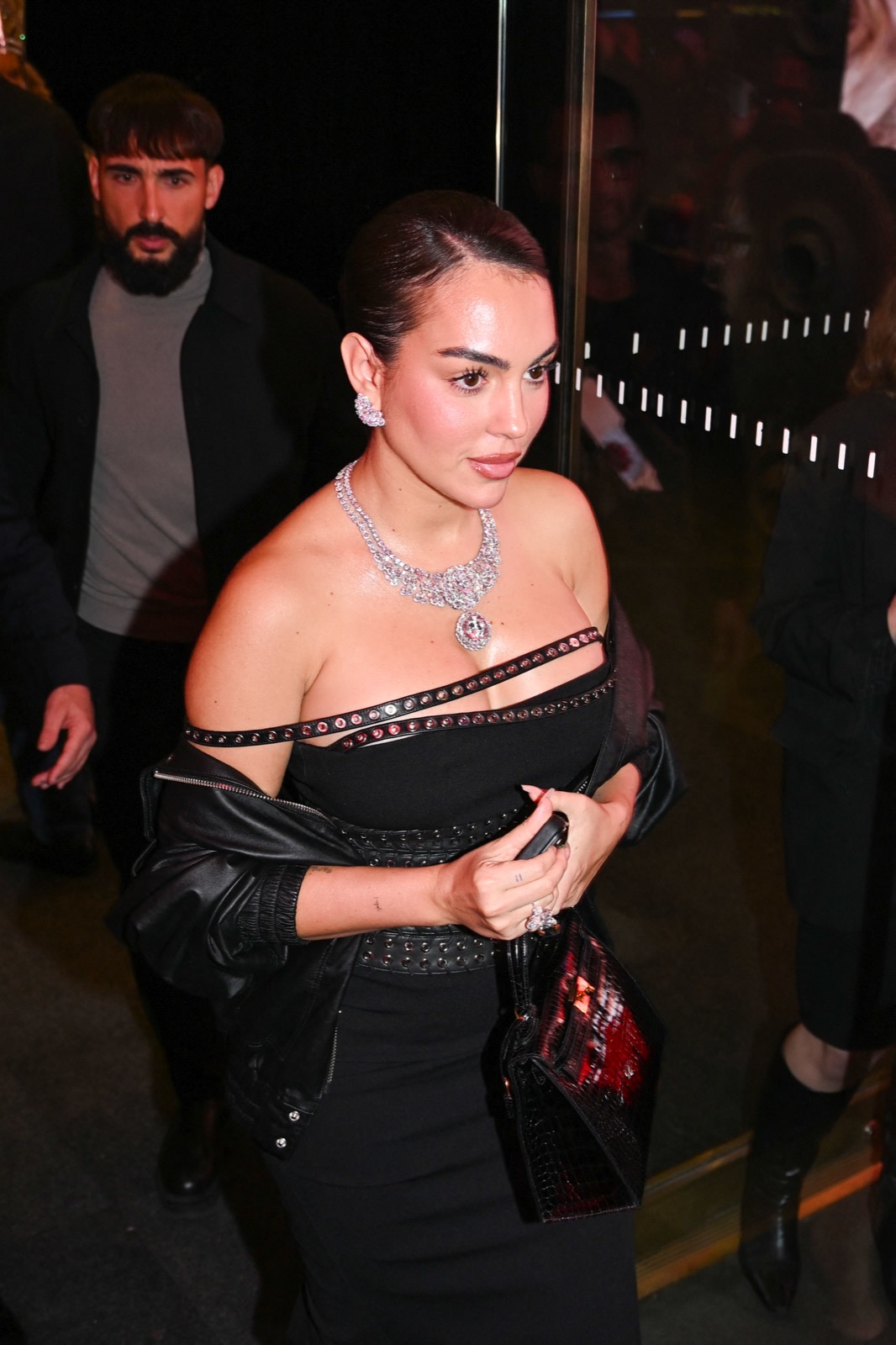 Georgina Rodriguez débarque au pré-Met Vogue en noir clouté ravageur