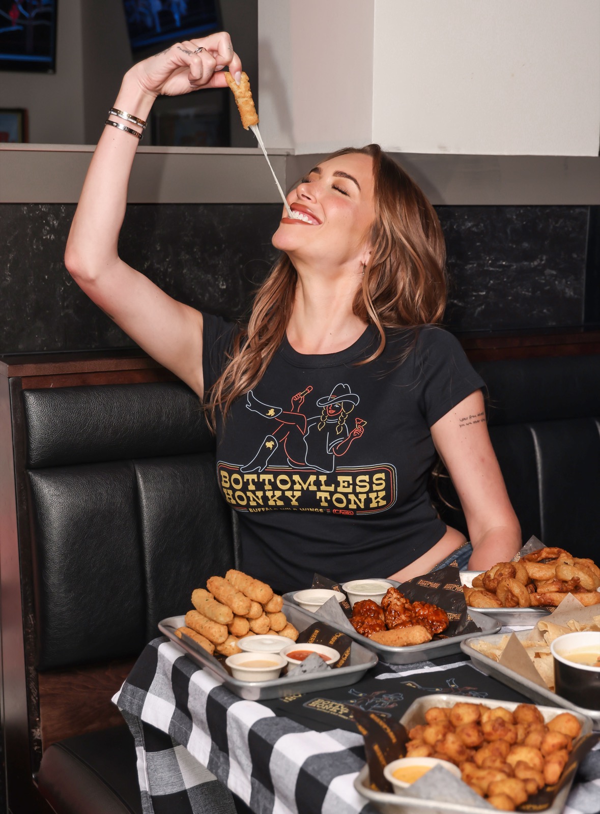 Anastasia Karanikolaou croque le rodéo Buffalo Wild Wings en jean brut