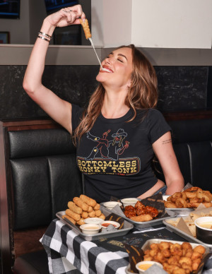 Anastasia Karanikolaou croque le rodéo Buffalo Wild Wings en jean brut