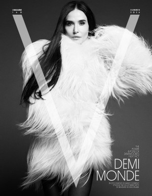 Demi Moore pose pour V Magazine en fourrure XXL très scandaleuse