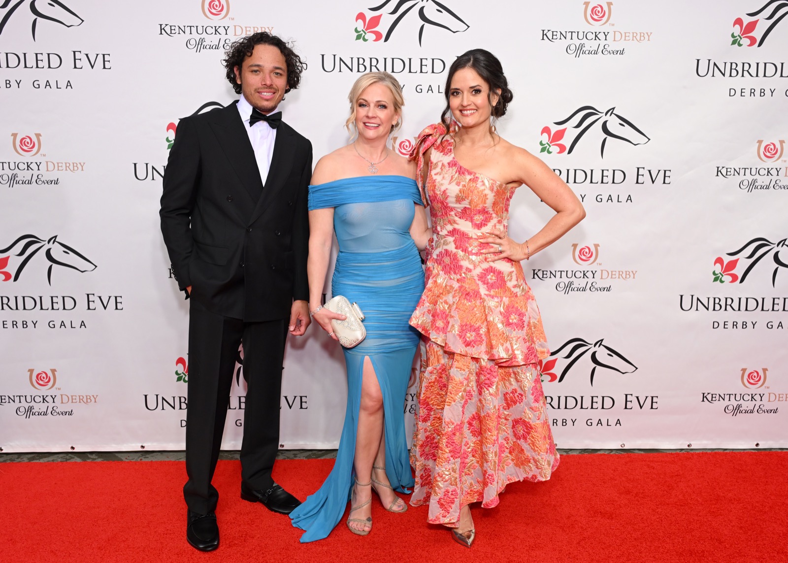 Melissa Joan Hart glisse du derby gala au fantasme bleu transparent