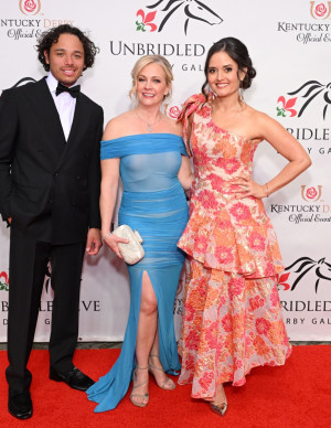 Melissa Joan Hart glisse du derby gala au fantasme bleu transparent