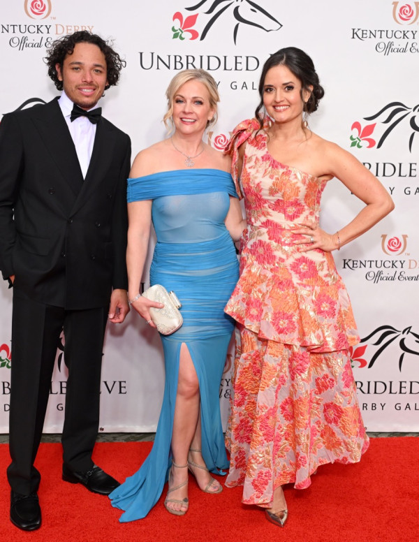 Melissa Joan Hart glisse du derby gala au fantasme bleu transparent