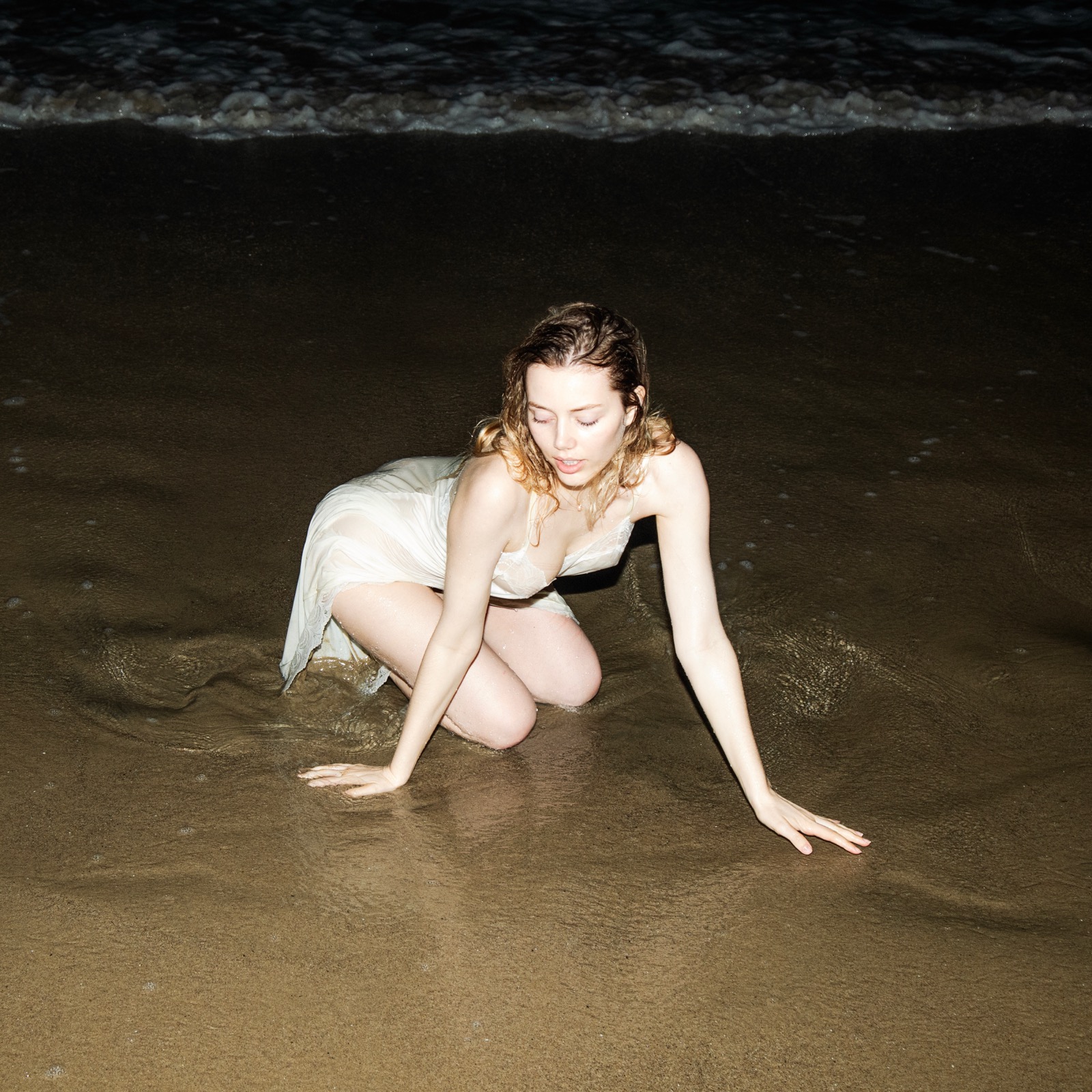 Grace Van Dien transforme son shooting de plage en fantasme mouillé