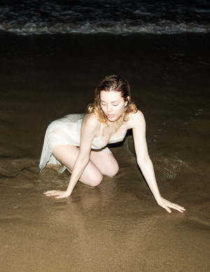 Grace Van Dien transforme son shooting de plage en fantasme mouillé