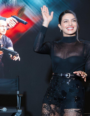 Priyanka Chopra salue Citadel saison 2 avec une dentelle dangereuse