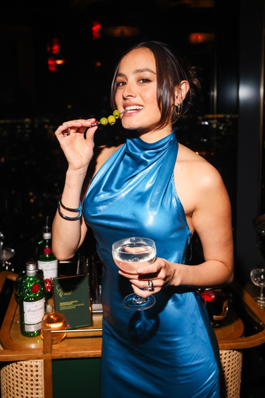 Robe bleue seconde peau et coupe martini pour Chase Sui Wonders