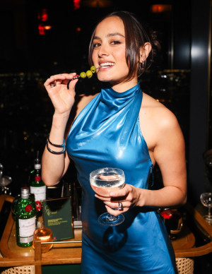 Robe bleue seconde peau et coupe martini pour Chase Sui Wonders