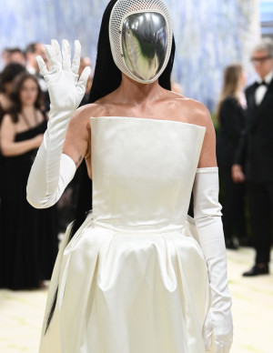 Katy Perry transforme le tapis du Met Gala en ovni couture