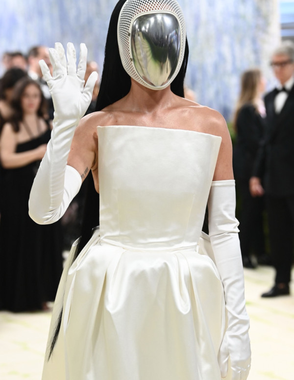 Katy Perry transforme le tapis du Met Gala en ovni couture