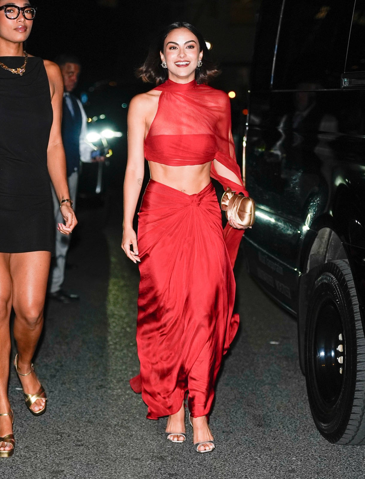 Camila Mendes ose le rouge transparent à la soirée Saint Laurent