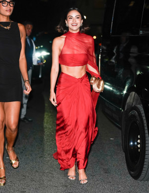 Camila Mendes ose le rouge transparent à la soirée Saint Laurent