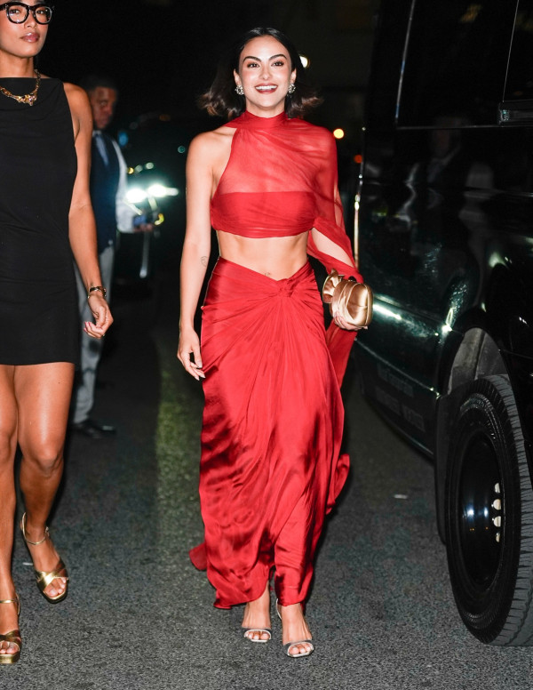 Camila Mendes ose le rouge transparent à la soirée Saint Laurent