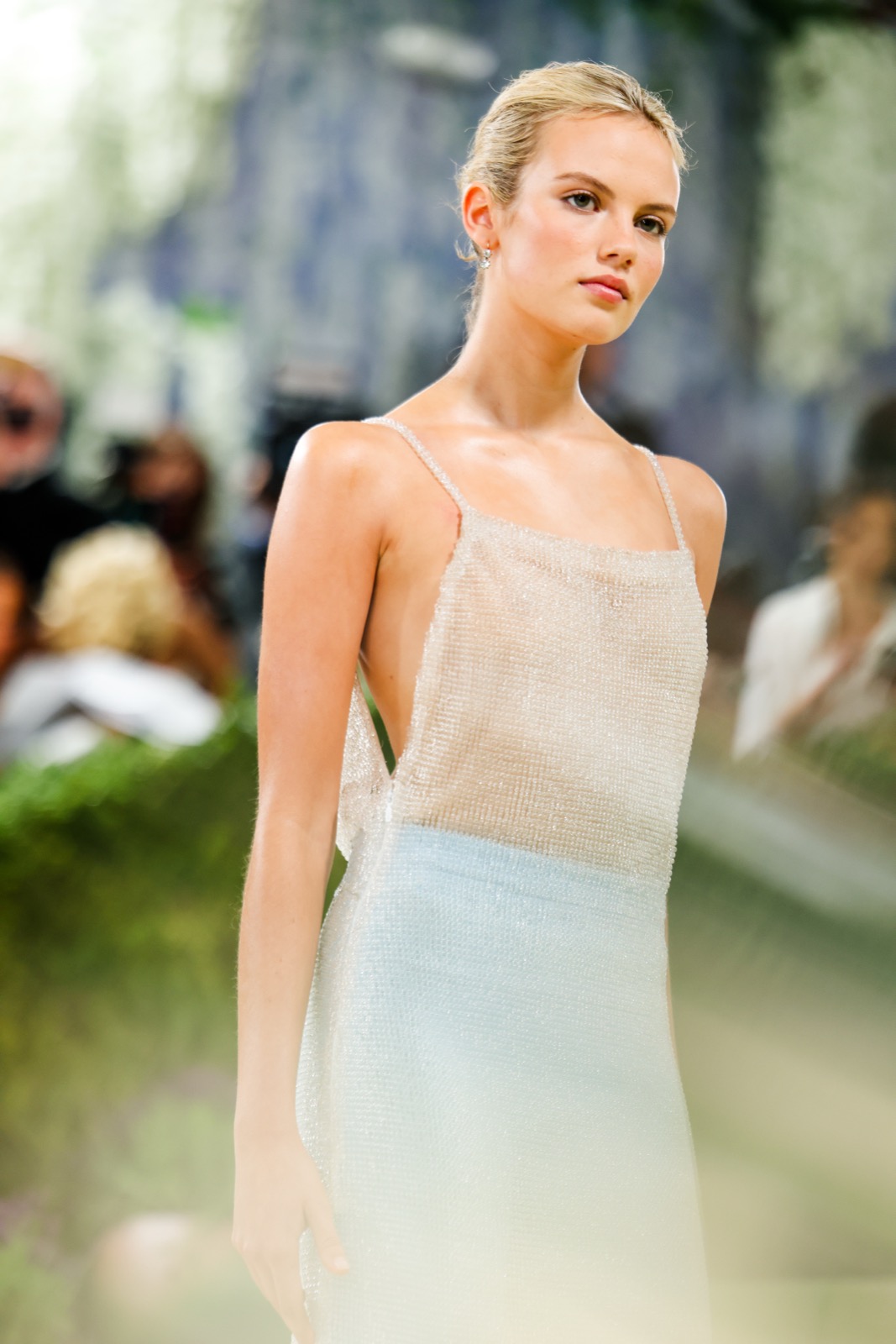 Isla Johnston ose la robe perlée transparente au Met Gala 2026