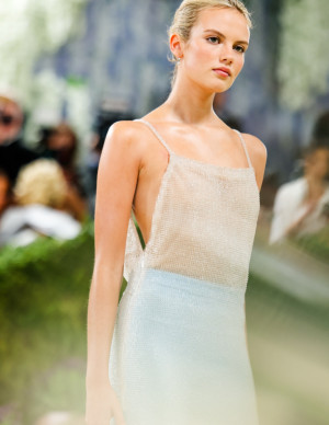 Isla Johnston ose la robe perlée transparente au Met Gala 2026