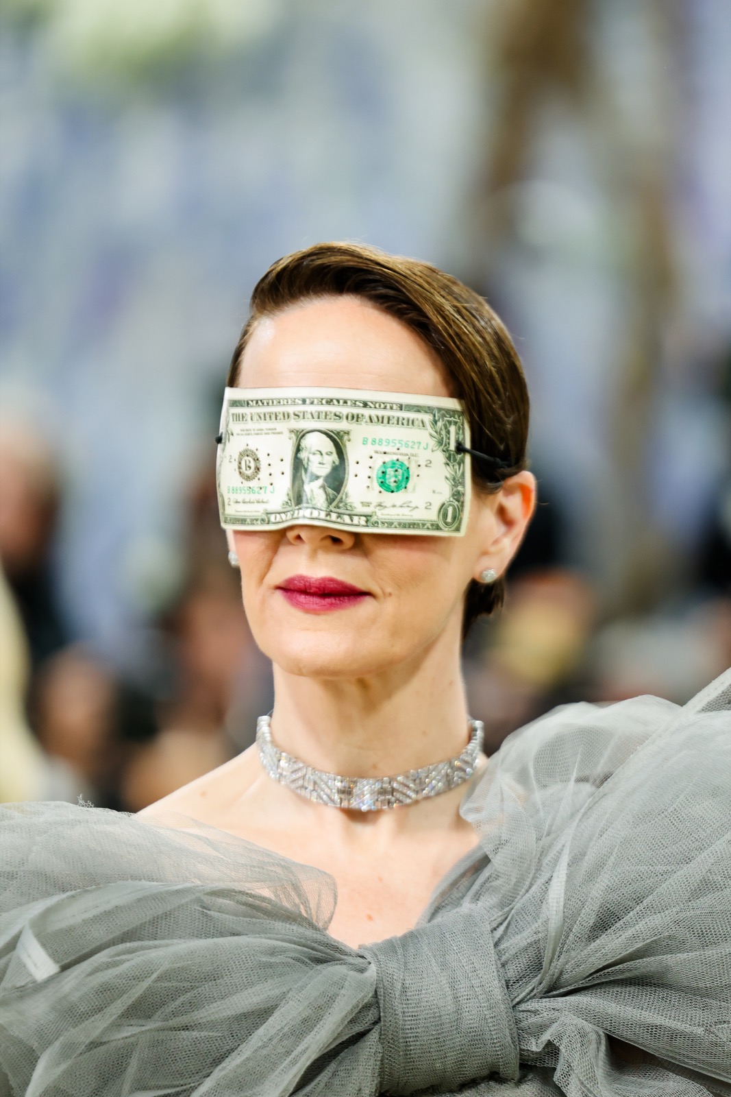 Sarah Paulson transforme le Met Gala 2026 en bal masqué bancaire