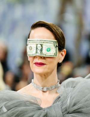 Sarah Paulson transforme le Met Gala 2026 en bal masqué bancaire