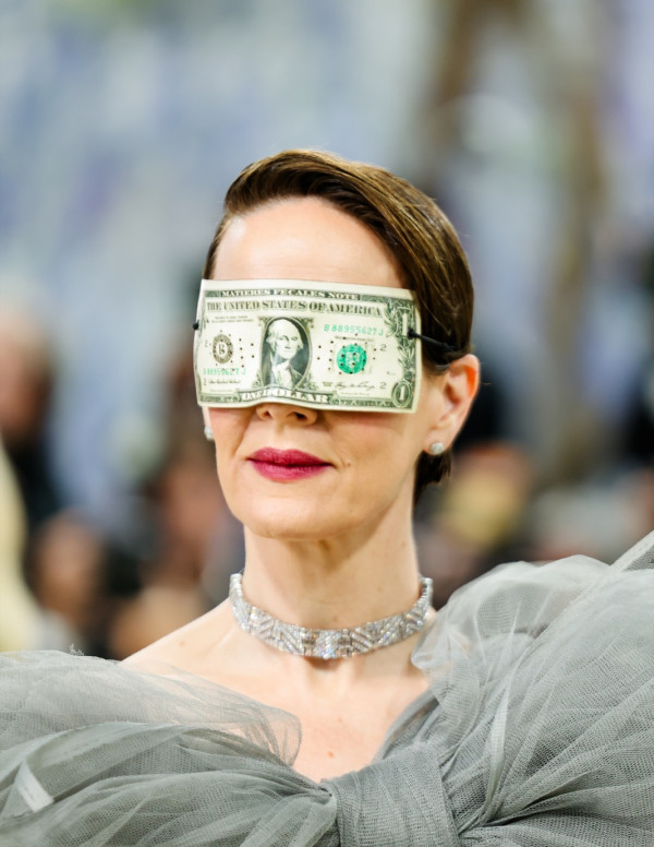 Sarah Paulson transforme le Met Gala 2026 en bal masqué bancaire