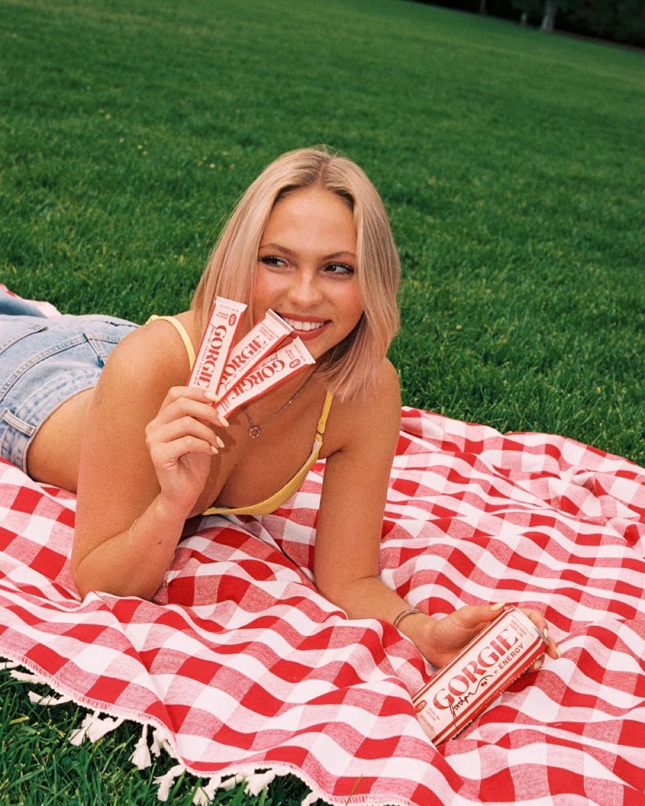 Jordyn Jones pose pour Gorgie entre cocktail rouge et nappe vichy