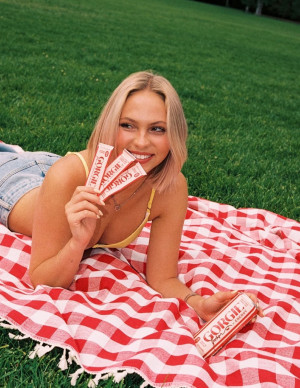 Jordyn Jones pose pour Gorgie entre cocktail rouge et nappe vichy