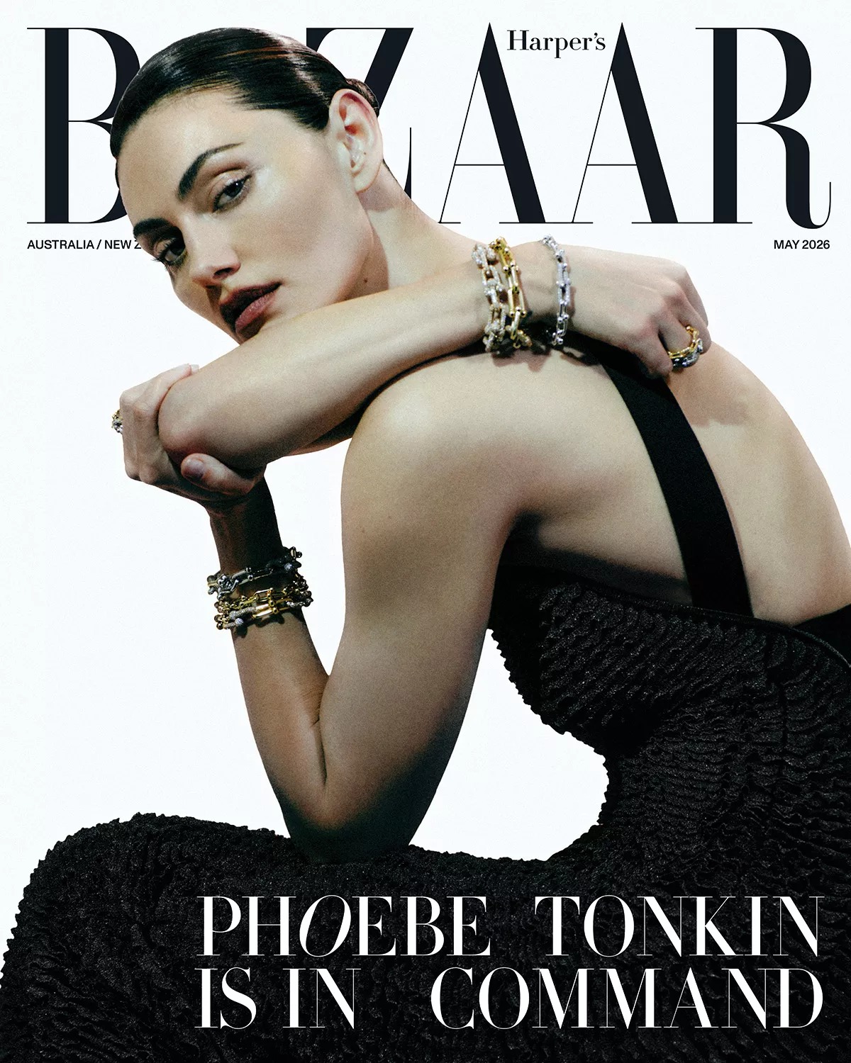 Phoebe Tonkin prend le commandement en couverture Harper’s Bazaar