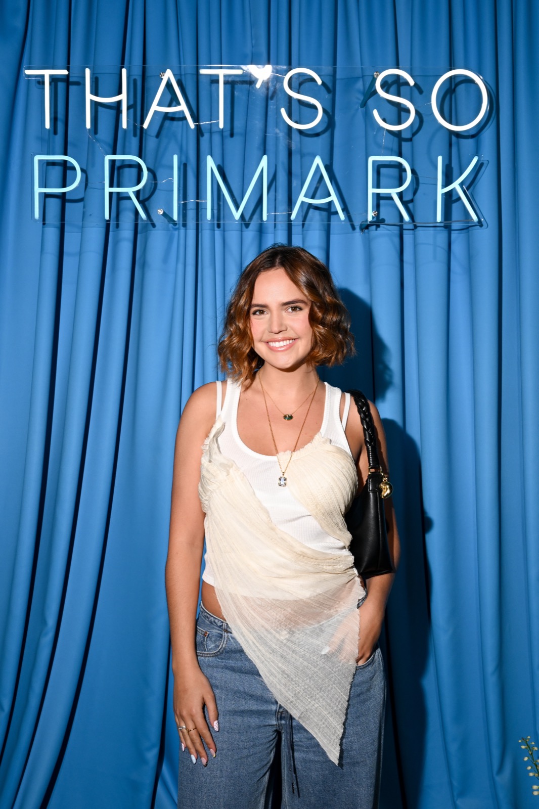 Bailee Madison réveille le rideau bleu du lancement Primark en douceur