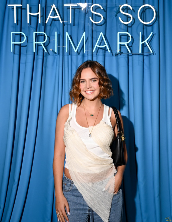 Bailee Madison réveille le rideau bleu du lancement Primark en douceur