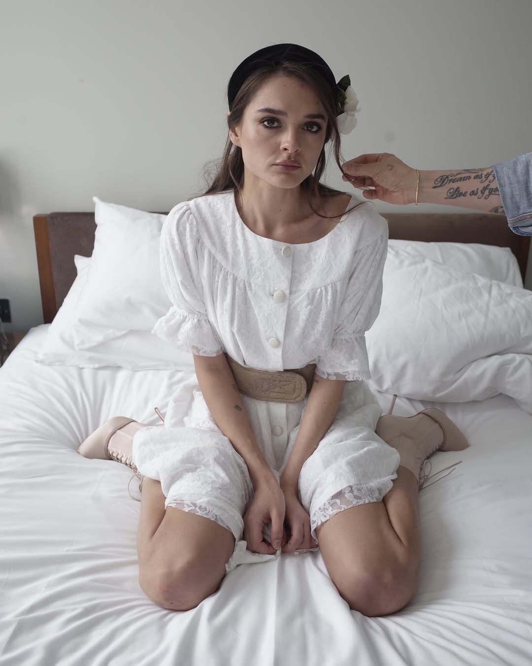 Charlotte Lawrence joue les poupées sombres pour Rollacoaster Magazine