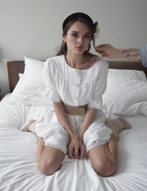 Charlotte Lawrence joue les poupées sombres pour Rollacoaster Magazine