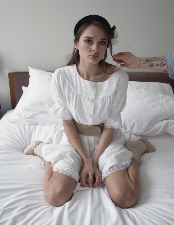 Charlotte Lawrence joue les poupées sombres pour Rollacoaster Magazine