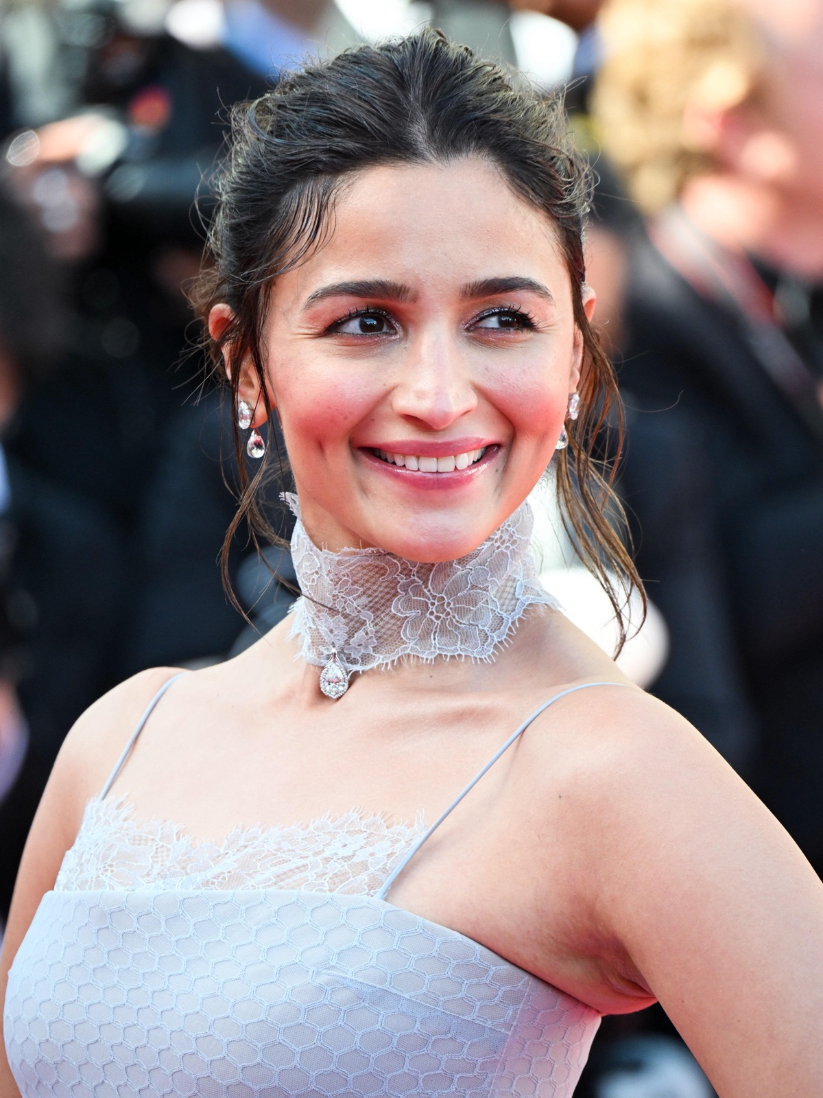 Alia Bhatt transforme les marches de Cannes en piège pastel