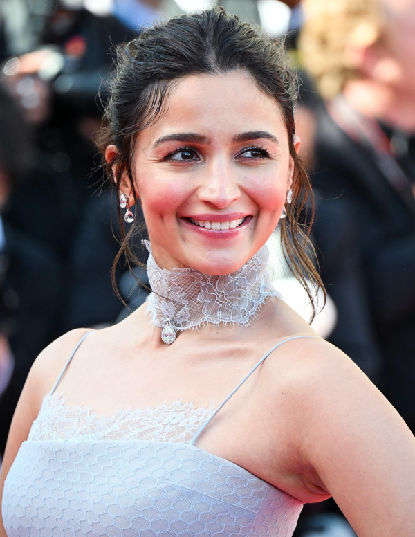 Alia Bhatt transforme les marches de Cannes en piège pastel