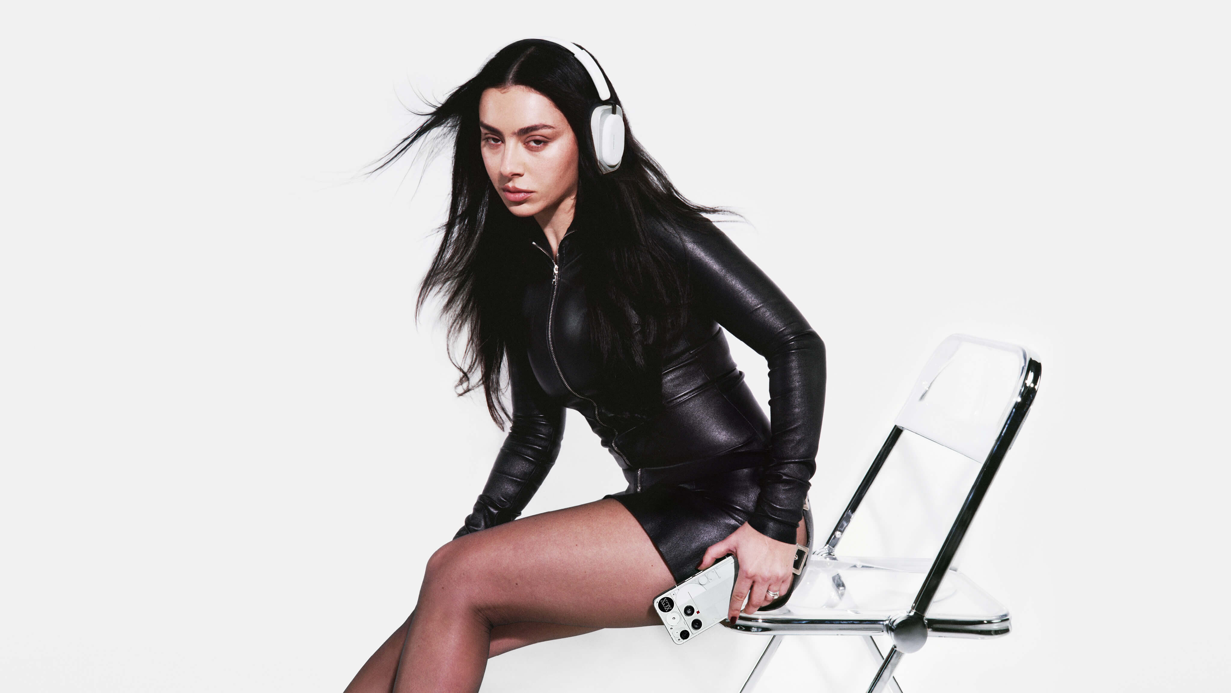 Charli XCX branche Nothing Phone sur un shooting très cuir