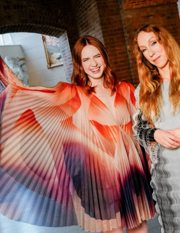 Karen Gillan fait onduler sa robe et réveille les murs gris