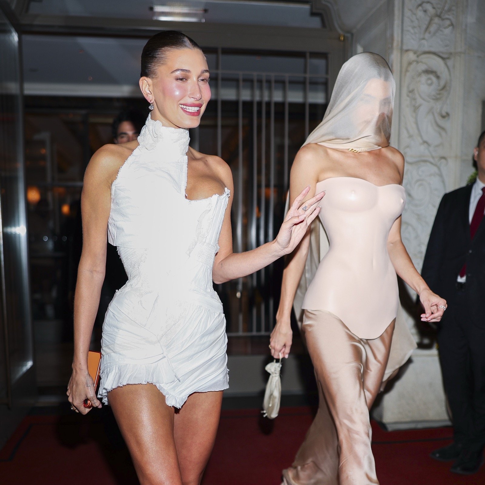 Kendall Jenner et Hailey Bieber transforment une sortie d’hôtel en défilé