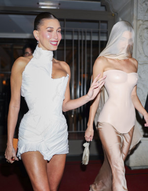 Kendall Jenner et Hailey Bieber transforment une sortie d’hôtel en défilé