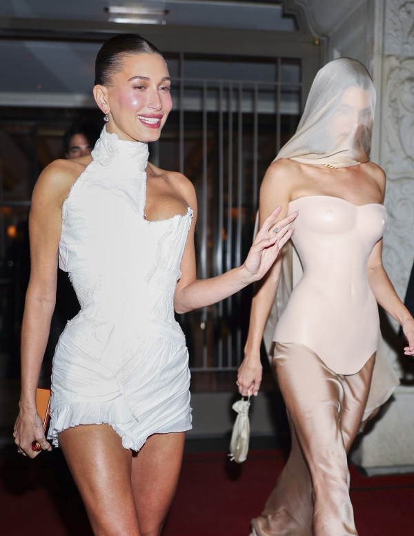 Kendall Jenner et Hailey Bieber transforment une sortie d’hôtel en défilé