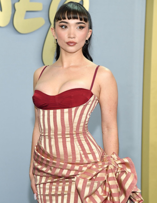 Rowan Blanchard joue les rayures coquines au Disney Upfront 2026