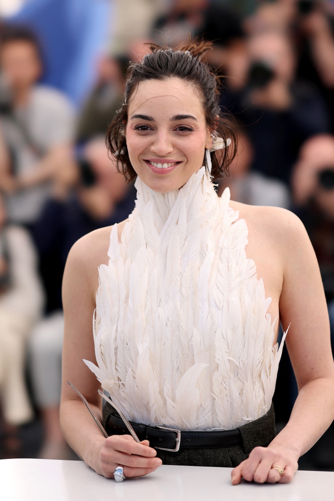 Souheila Yacoub fait frissonner Cannes avec son col de cygne