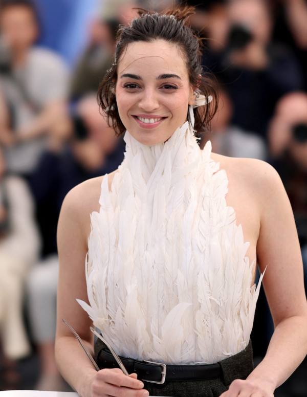 Souheila Yacoub fait frissonner Cannes avec son col de cygne