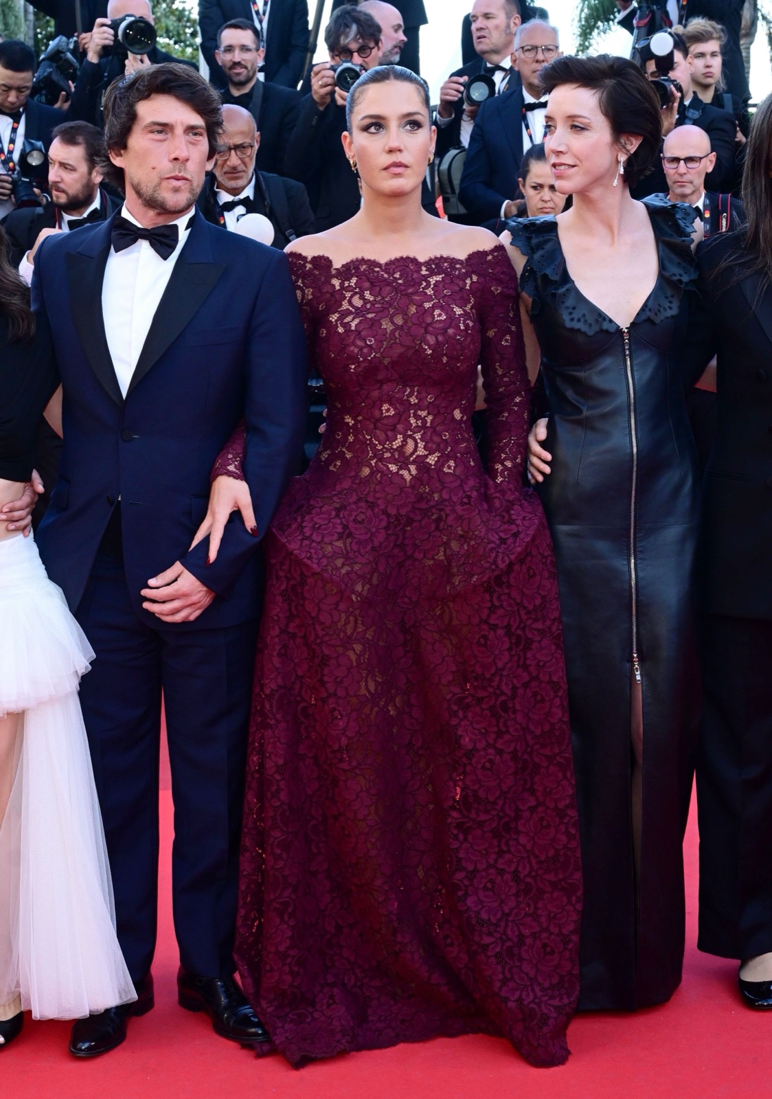 Adèle Exarchopoulos joue la reine bordeaux face aux photographes cannois