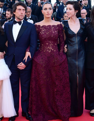 Adèle Exarchopoulos joue la reine bordeaux face aux photographes cannois