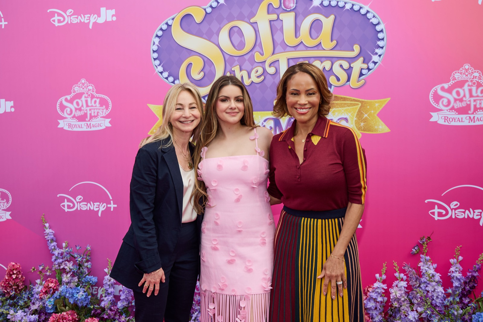 Ariel Winter joue les princesses piquantes devant le décor Disney