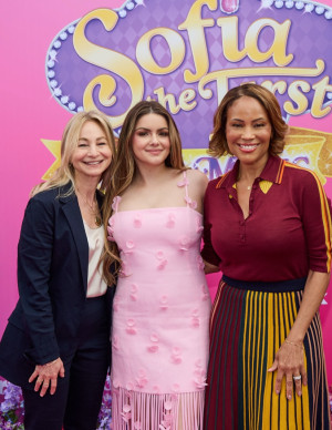 Ariel Winter joue les princesses piquantes devant le décor Disney