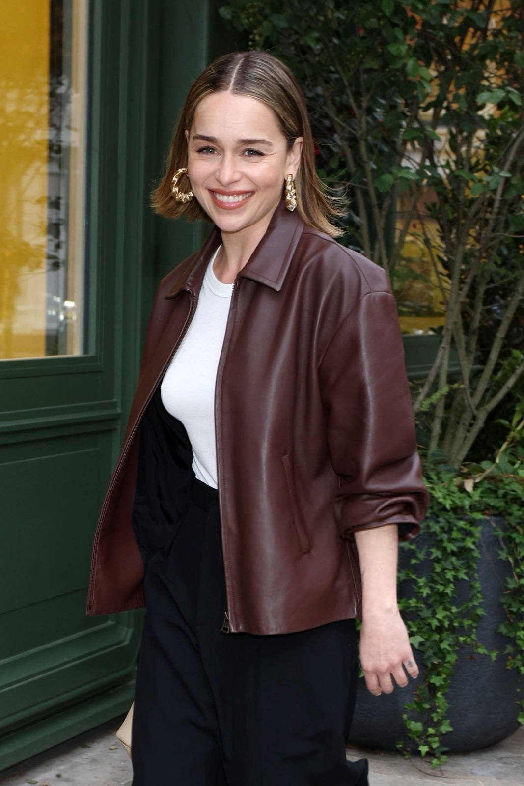 Emilia Clarke impose son cuir brun sans hausser les sourcils